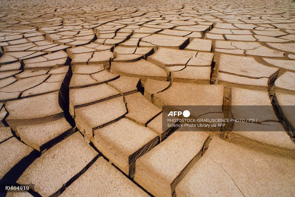 Terre craquelée par la sécheresse, image d'illustration