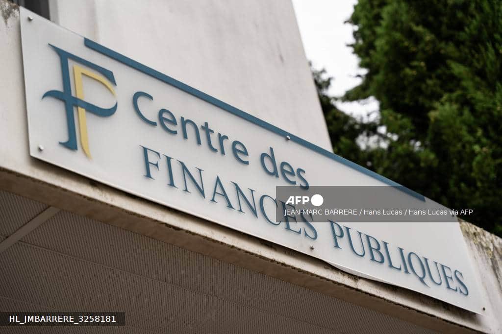 L'enseigne d'un centre des finances publiques sur la façade d'un bâtiment