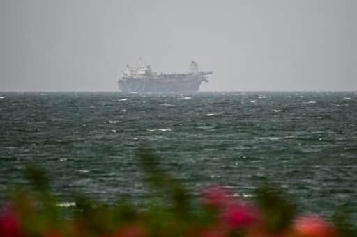 Un navire de commerce au mouillage au large de la côte des Émirats arabes unis, par temps voilé