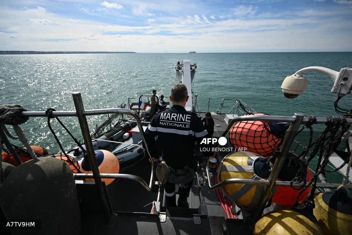 Un navire de guerre de la Marine nationale française naviguant en mer