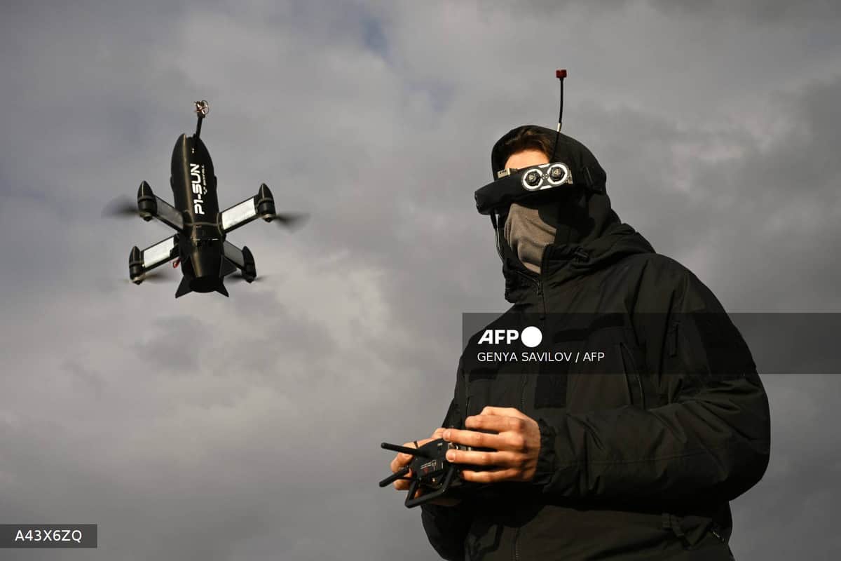 Un soldat ukrainien pilote un drone FPV à l'aide de lunettes de vision immersive