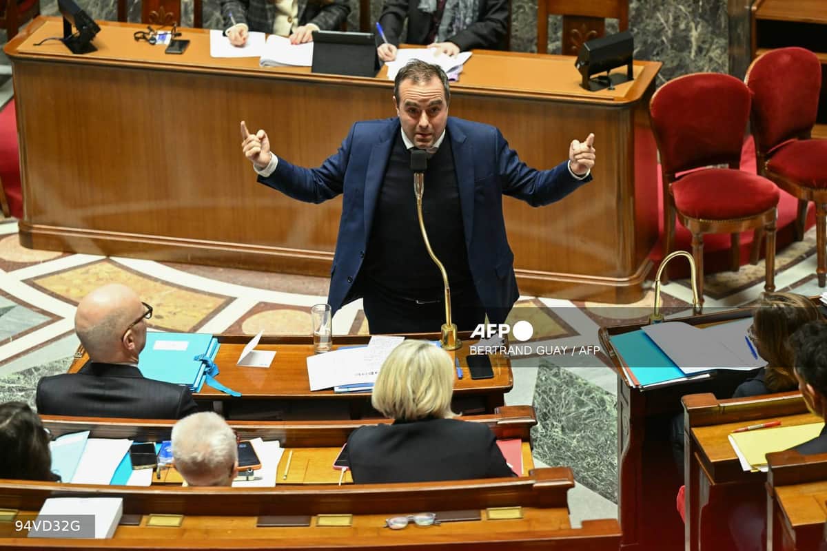 Un membre du gouvernement à la tribune de l'Assemblée nationale