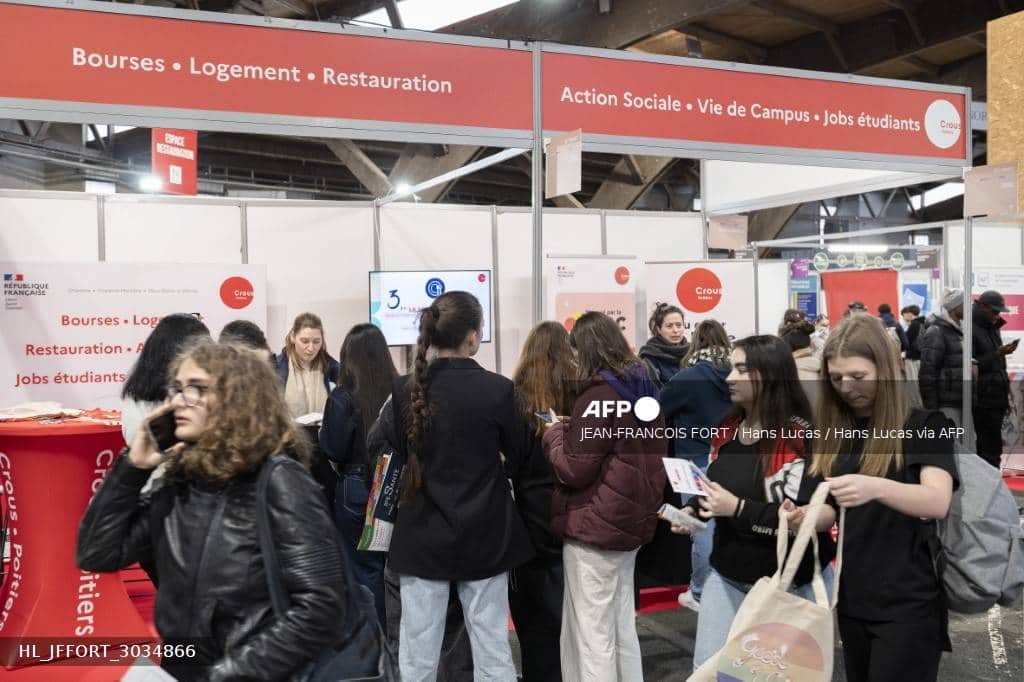 Des lycéens sur le stand du Crous lors d'un salon d'orientation post-bac