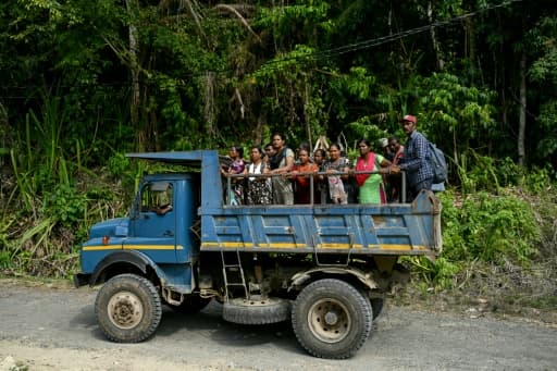 Des habitants véhiculés près du village de Campbell Bay, sur l'île de Grande Nicobar, dans l'archipel indien des Andaman-et-Nicobar, le 26 mars 2026