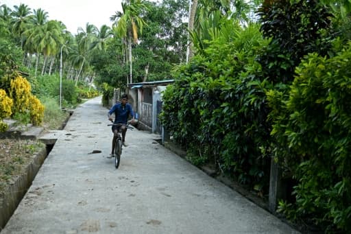 Un garçon à vélo dans le village de Campbell Bay, sur l'île de Grande Nicobar, dans l'archipel indien des Andaman-et-Nicobar, le 26 mars 2026