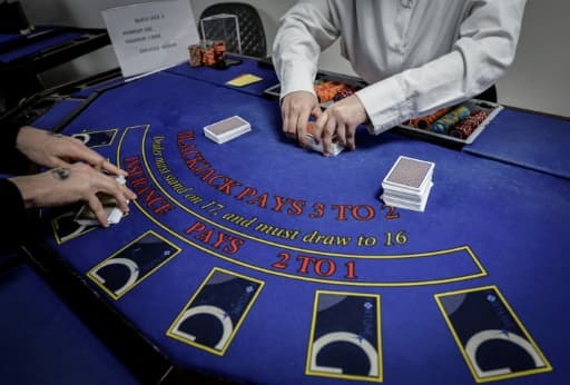 Des apprentis croupiers lors d'une session d'entraînement à l'école "All'In Casino Experts" à Saint-Cloud, le 26 mars 2026