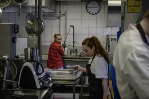 Des employés originaires d'Asie dans les cuisines d'un restaurant à Ilulissat, au Groenland, le 18 mars 2026