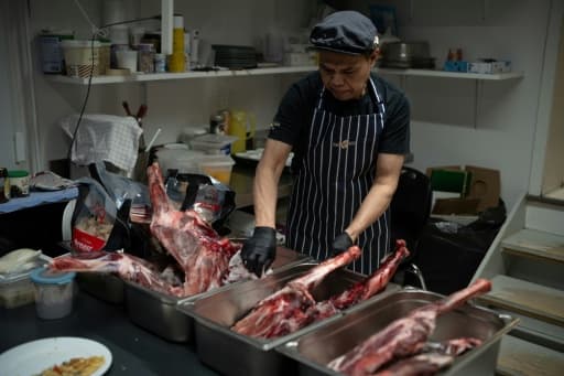 Un employé asiatique dans un restaurant à Ilulissat, au Groenland, le 18 mars 2026