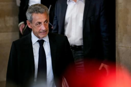 L'ancien président Nicolas Sarkozy quitte la salle d'audience du Palais de Justice après que le parquet a requis une peine de sept ans de prison à son encontre lors de son procès en appel dans le financement libyen, le 13 mai 2026 à Paris