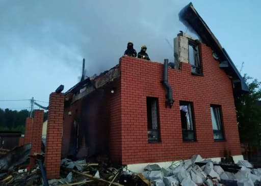 Photo diffusée sur le canal Telegram officiel du gouverneur de la région de Moscou Andreï Vorobiov, le 17 mai 2026, montrant un bâtiment en feu après une attaque aérienne sur un lieu non divulgué dans la région de Moscou