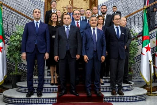 Le ministre algérien de la Justice, Lotfi Boudjemaa (au centre à gauche), reçoit le ministre français de la Justice, Gérald Darmanin (au centre à droite), lors d’une réunion bilatérale au siège du ministère à Alger, le 18 mai 2026