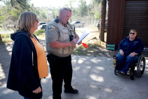 Amy Clewel, le policier Larry Graves and Jennifer Shook lors d'un exercice d'évacuation dans un quartier du comté d'Ouray dans le Colorado américain, le 15 mai 2026