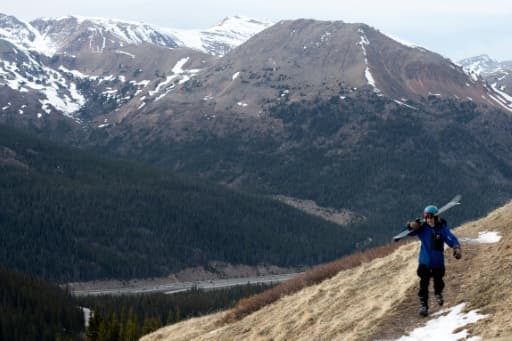 Le skieur Tim Faris à la recherche de neige près du col de Loveland, dans les montagnes du Colorado, le 13 mai 2026