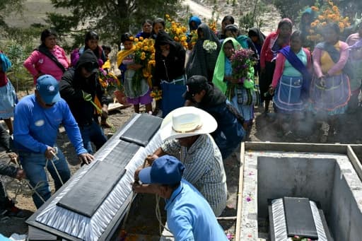 Des proches portent un cercueil lors des funérailles de membres d'un groupe d'autodéfense indigène après une attaque présumée de membres du cartel de la drogue Los Ardillos à Alcozacan, dans l'État de Guerrero au Mexique, le 20 mai 2026