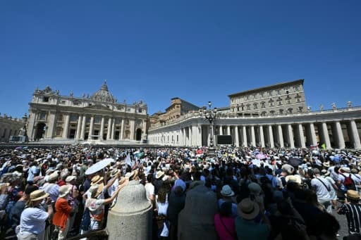 Les fidèles se rassemblent tandis que le pape Léon XIV se tient à la fenêtre du palais apostolique surplombant la place Saint-Pierre, lors de la prière du Regina Caeli au Vatican, le 24 mai 2026
