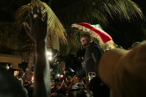 L'ex-Premier ministre sénégalais Ousmane Sonko, acclamé par ses partisans devant son domicile de Dakar après son limogeage, le 23 mai 2026