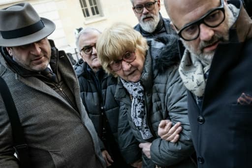 Jacqueline Jacob, grand-tante de Grégory Villemin, entourée de ses avocats à Dijon
