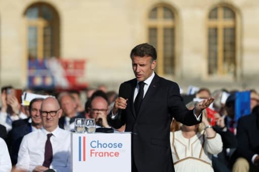 Emmanuel Macron s'exprime à un pupitre Choose France devant un parterre d'invités