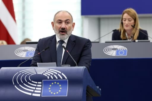 Nikol Pachinian s'exprime à la tribune du Parlement européen à Strasbourg, un drapeau européen sur le pupitre