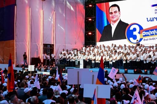 Foule de partisans de Samvel Karapetian lors d'un meeting de campagne à Erevan, drapeaux arméniens et écran géant à son effigie