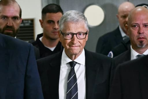 Bill Gates entouré d'agents de sécurité à son arrivée au Capitole pour son audition devant la commission d'enquête