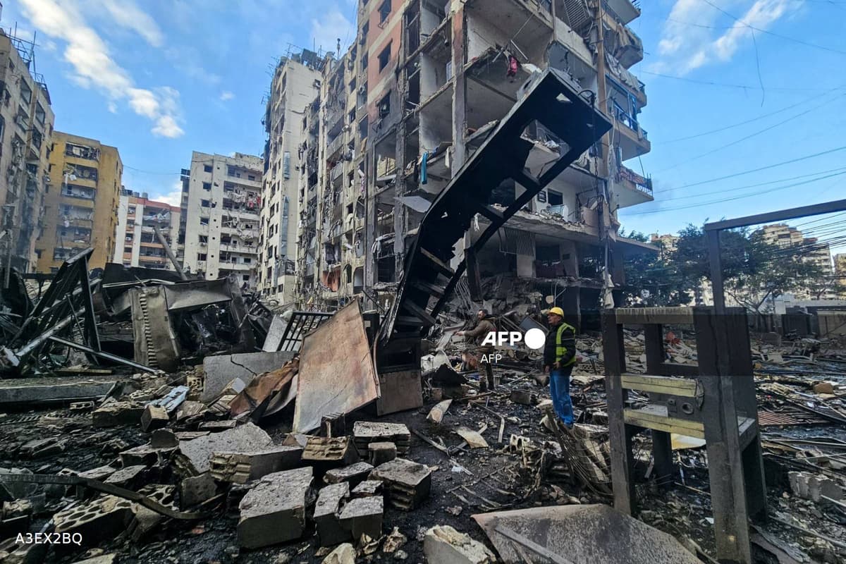 Un secouriste marche dans les décombres d'un immeuble détruit par une frappe au Liban