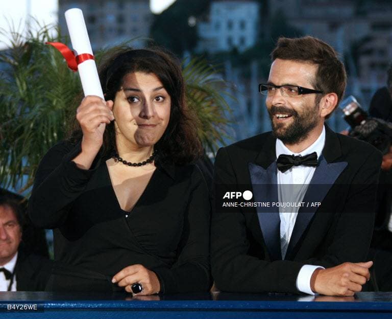 Marjane Satrapi brandit le Prix du jury reçu à Cannes pour Persépolis, aux côtés du réalisateur Vincent Paronnaud