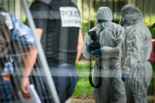 Des membres de la police scientifique relèvent des indices sur une scène de fusillade liée au narcotrafic dans un quartier de Nantes