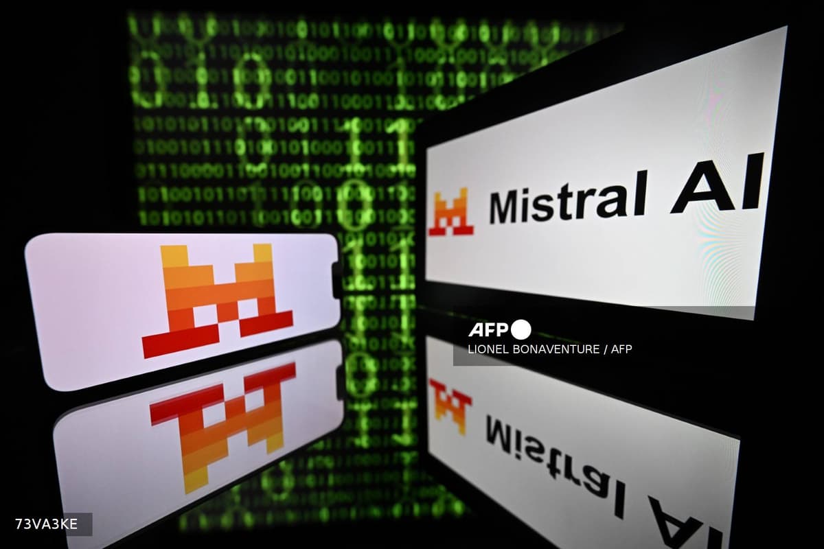 Le logo de la société française d'intelligence artificielle Mistral AI affiché sur un écran