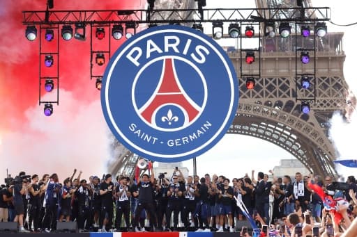 Les joueurs du PSG célèbrent leur deuxième Ligue des champions sur une scène au Champ-de-Mars, devant la tour Eiffel