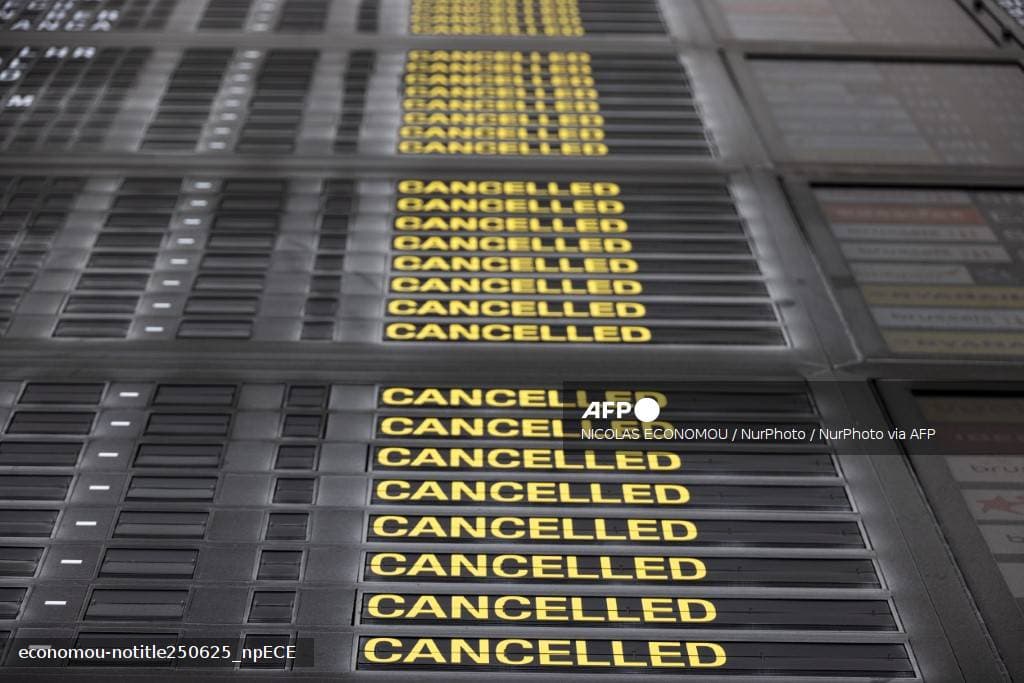 Tableau d’affichage d’un aéroport avec la mention CANCELLED répétée sur chaque ligne de vol