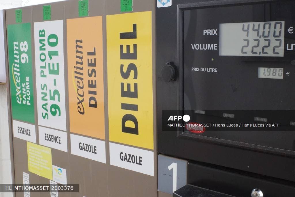 Les prix des carburants affichés sur une pompe de station-service en France.
