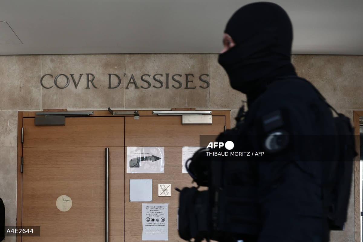 Entrée de la cour d'assises avec un agent de sécurité cagoulé au premier plan