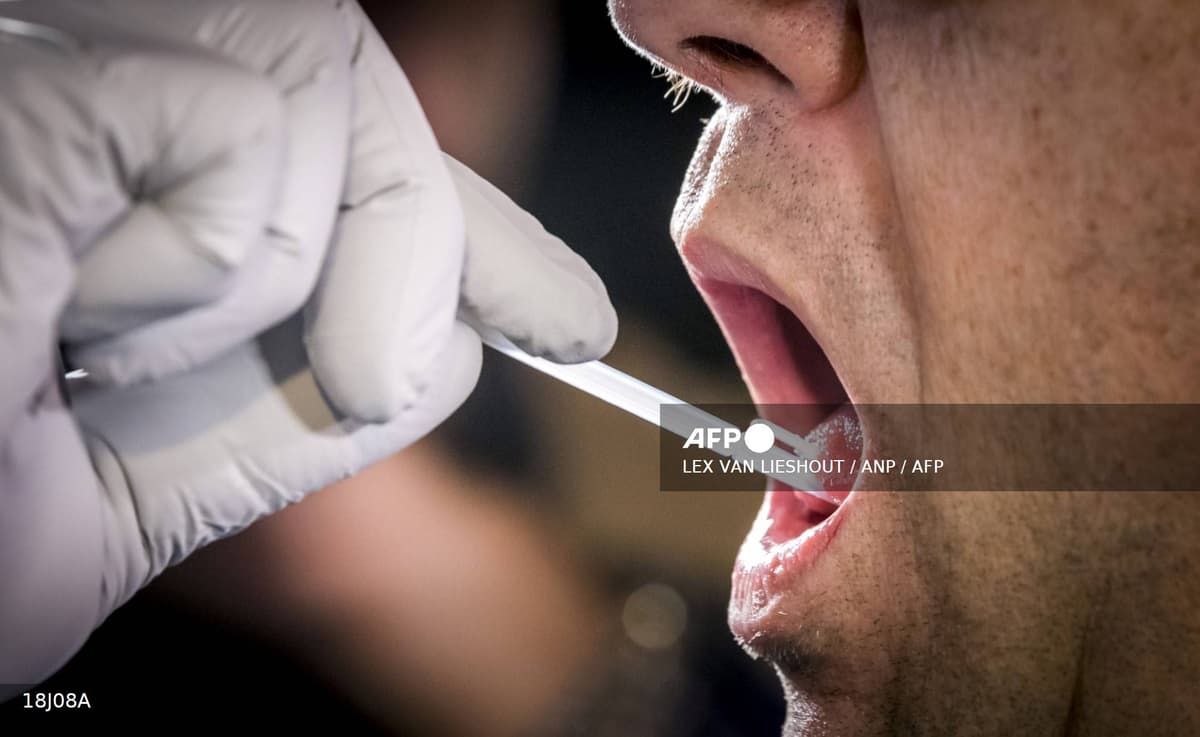 Prélèvement ADN buccal par écouvillonnage, gros plan sur la bouche et le coton-tige