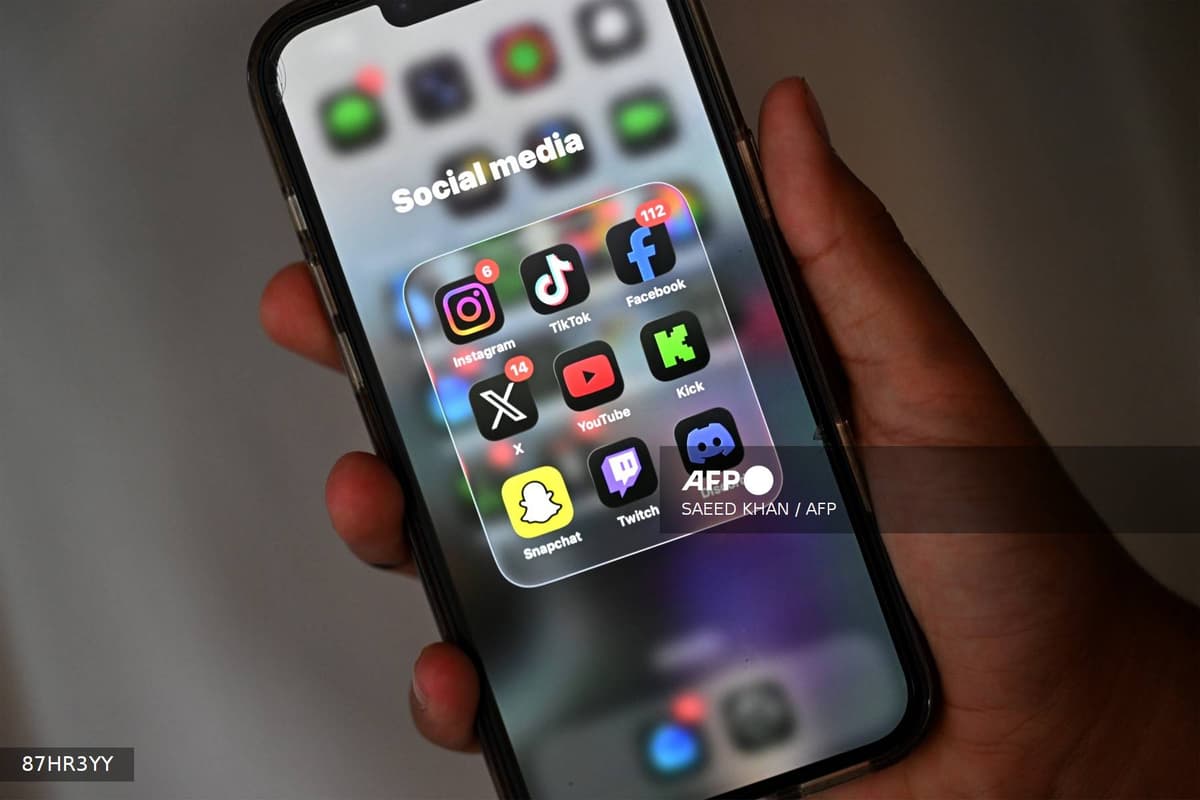 Smartphone affichant les applications Instagram, TikTok, Snapchat, Discord et YouTube dans un dossier Social media
