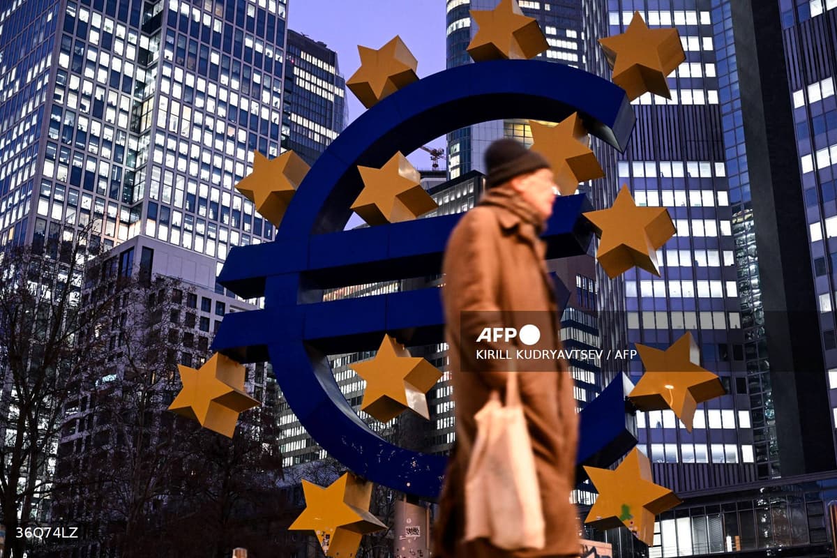 Un passant devant la sculpture euro géante à Francfort, siège historique de la BCE