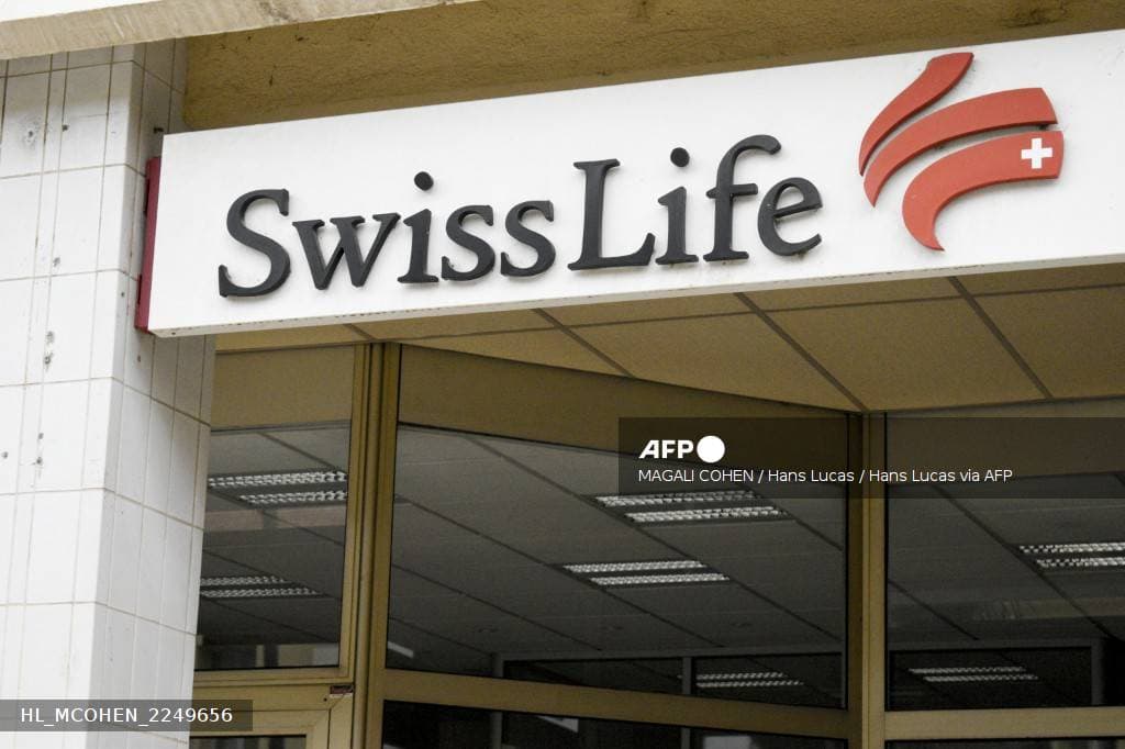Enseigne Swiss Life sur la façade d'une agence d'assurance en France