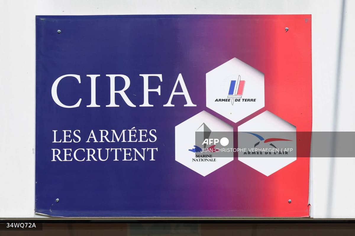 Panneau du CIRFA indiquant Les Armées Recrutent avec les logos Armée de Terre, Marine et Air