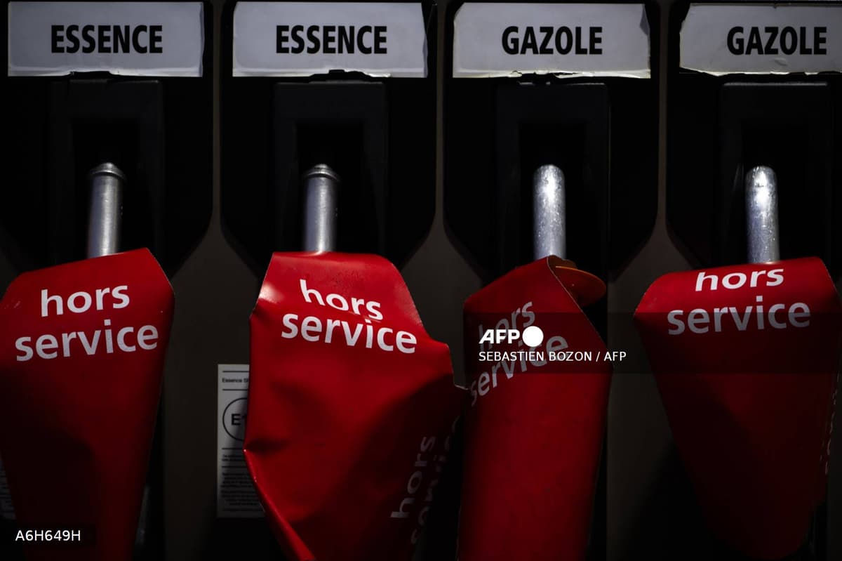 Pompes à carburant essence et gazole avec des housses rouges hors service dans une station française