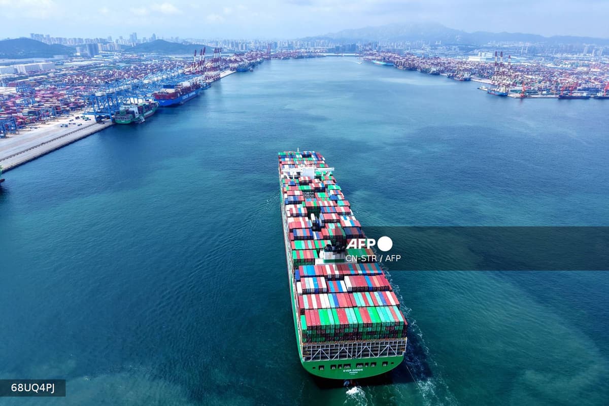 Porte-conteneurs chinois chargé de conteneurs quittant un port en vue aérienne