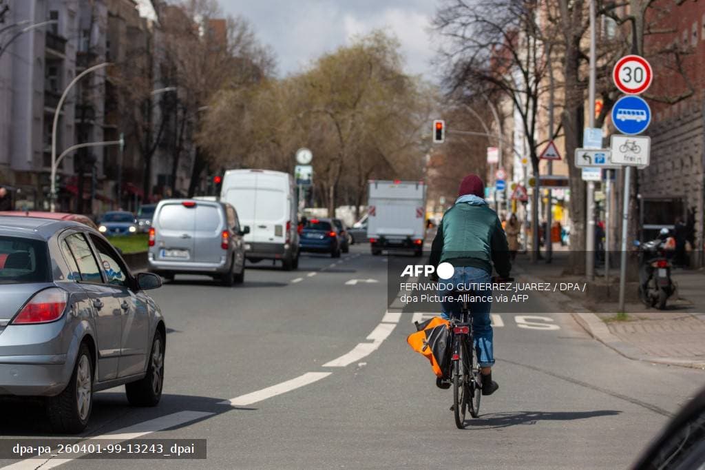 Cycliste sur une route urbaine illustrant les mobilites durables comme alternative a la voiture