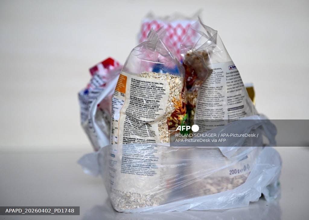 Emballages alimentaires en plastique non recyclable illustrant la penurie de polyethylene en avril 2026