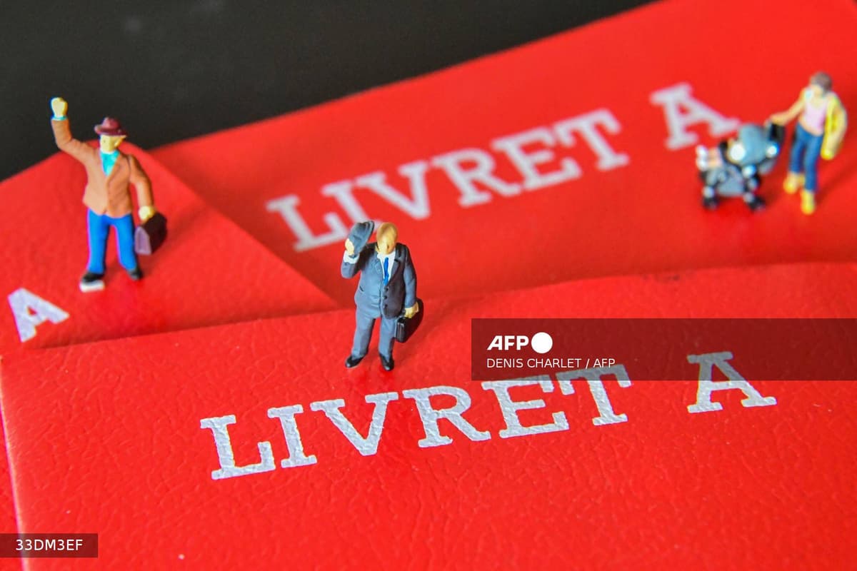 Figurines miniatures sur des livrets A illustrant l'epargne des Francais en periode de crise