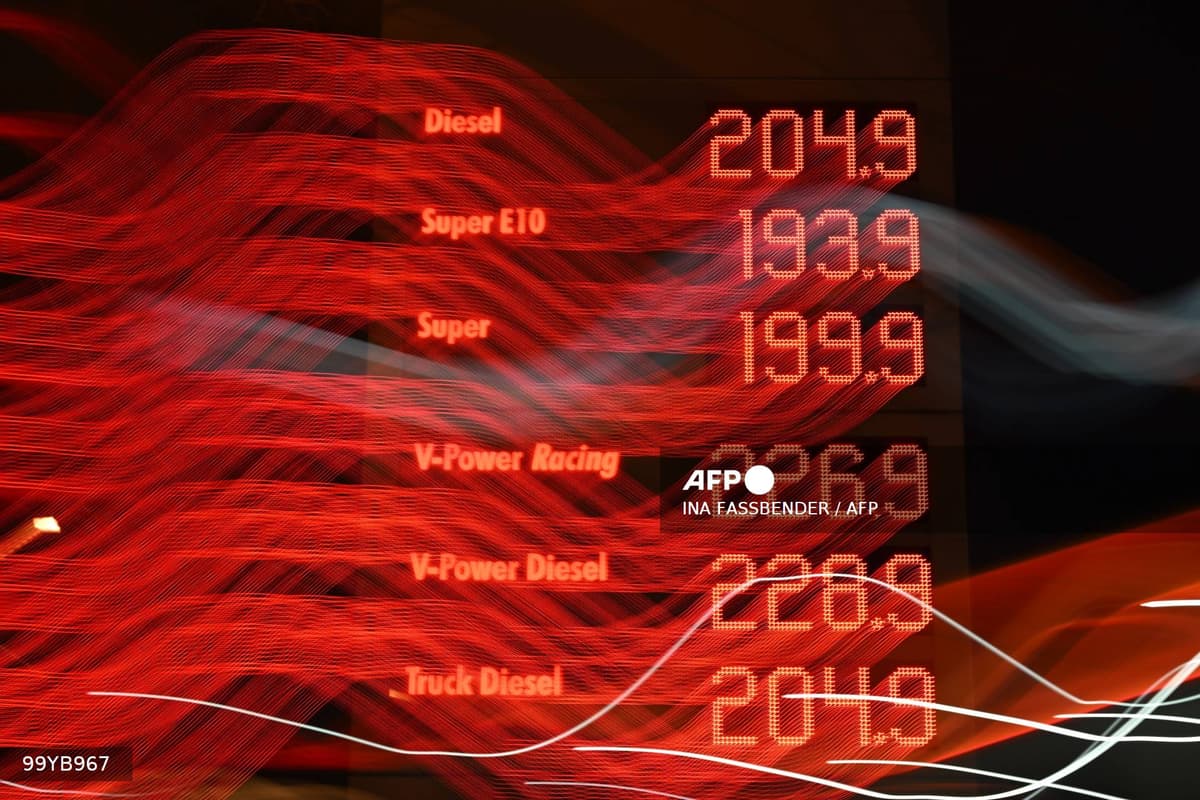 Panneau lumineux affichant les prix du carburant de nuit, diesel a plus de 2 euros le litre