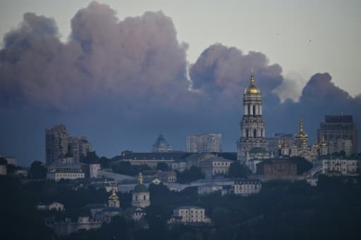Fumée s'élevant dans le ciel de Kiev pendant les bombardements russes du 24 mai 2026