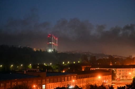 De la fumée s'élève dans le ciel de Kiev pendant des bombardements russes, le 24 mai 2026.