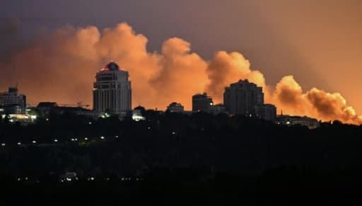 De la fumée s'élève dans le ciel de Kiev pendant des bombardements russes, le 24 mai 2026.