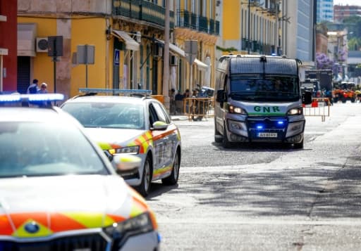 Un véhicule de la gendarmerie portugaise transportant une Française et son compagnon soupçonnés d'avoir abandonné deux enfants, arrivent au tribunal de Setúbal, le 23 mai 2026