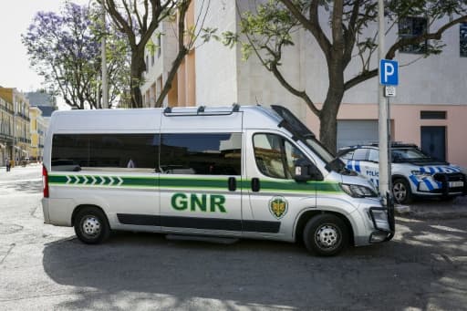 Un véhicule de la gendarmerie portugaise transportant une Française et son compagnon soupçonnés d'avoir abandonné deux enfants, arrivent au tribunal de Setúbal, le 23 mai 2026