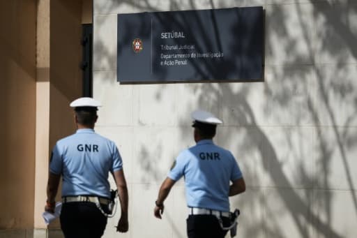 Deux policiers devant l'entrée du tribunal de Setubal, au Portugal, le 22 mai 2026